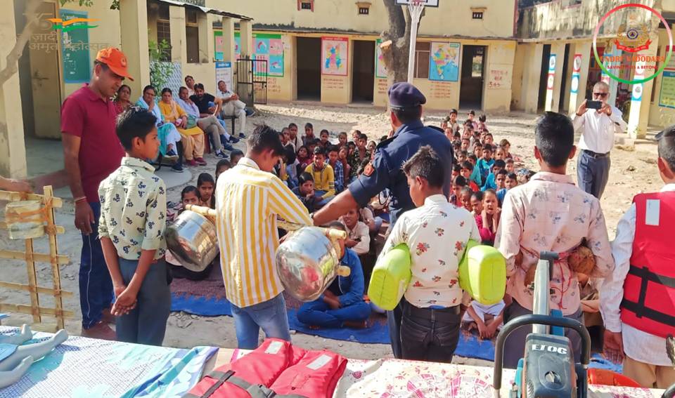 06NDRF's tweet image. "Awareness is like the sun. When it shines on things, they are transformed"
05/04/2022 #Team6NDRF
#CommunityAwarenessProgramme
💠Government Senior Secondary School
📍Jamalpur
🔶Distt-Alwar
🇮🇳आपदा सेवा सदैव सर्वत्र🇮🇳
#Rajasthan
@NDRFHQ
@rajeduofficial
@PIBJaipur
@ANI 
@PTI_News