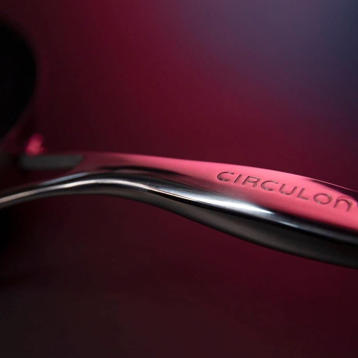 Public_Hit's tweet image. Circulon แบรนด์เครื่องครัวจาก UK เปิดตัวคอลเลคชั่น SteelShield จับมือเชฟชาลี กาเดอร์ แห่งร้าน 100 Mahaseth เมนู Pan-Seared Grouper with Lemon Caper Sauce จาก #SteelShield Chef Pan ด้วยแคมเปญ #FearlessCooking Innovation ไปลิ้มลองได้ถึง 31 พ.ค. 65 #Circulonx100Mahaseth 
#Circulon