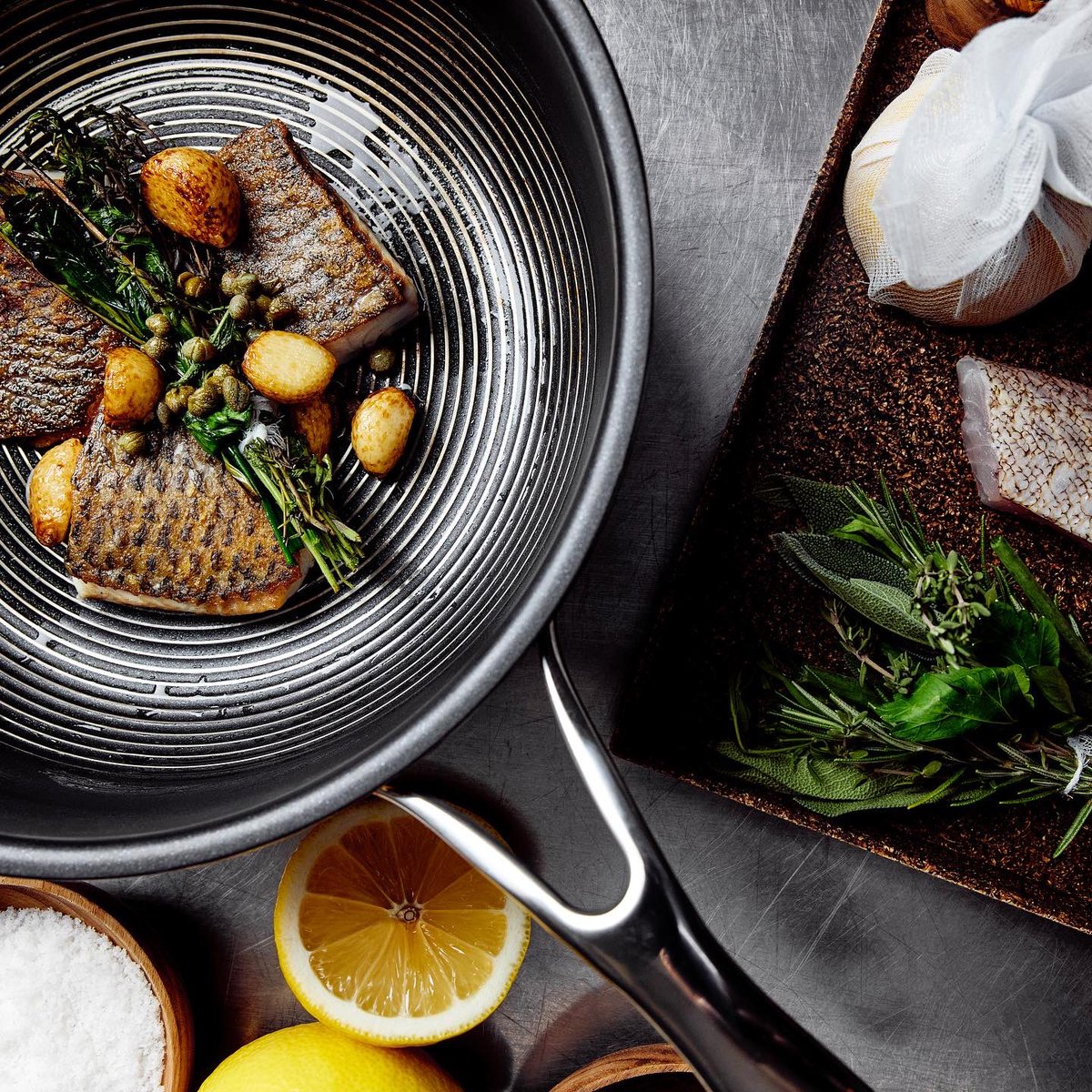 Public_Hit's tweet image. Circulon แบรนด์เครื่องครัวจาก UK เปิดตัวคอลเลคชั่น SteelShield จับมือเชฟชาลี กาเดอร์ แห่งร้าน 100 Mahaseth เมนู Pan-Seared Grouper with Lemon Caper Sauce จาก #SteelShield Chef Pan ด้วยแคมเปญ #FearlessCooking Innovation ไปลิ้มลองได้ถึง 31 พ.ค. 65 #Circulonx100Mahaseth 
#Circulon