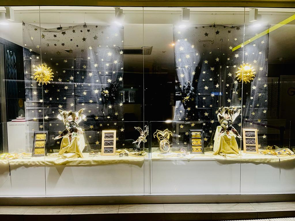 opticadaro's tweet photo. 🎉A l’Òptica Daró hem posat la disfressa al nostre aparador per aportar el nostre granet de sorra i fer que a la Bisbal sigui més carnestoltes que mai! 🥳🥳

Què en penseu, us agrada?🤩🔝

#OpticaDaro #Sunglasses #LaBisbal #optics #centreoptic #optometria #carnaval #carnestoltes https://t.co/GeF12CZvnc