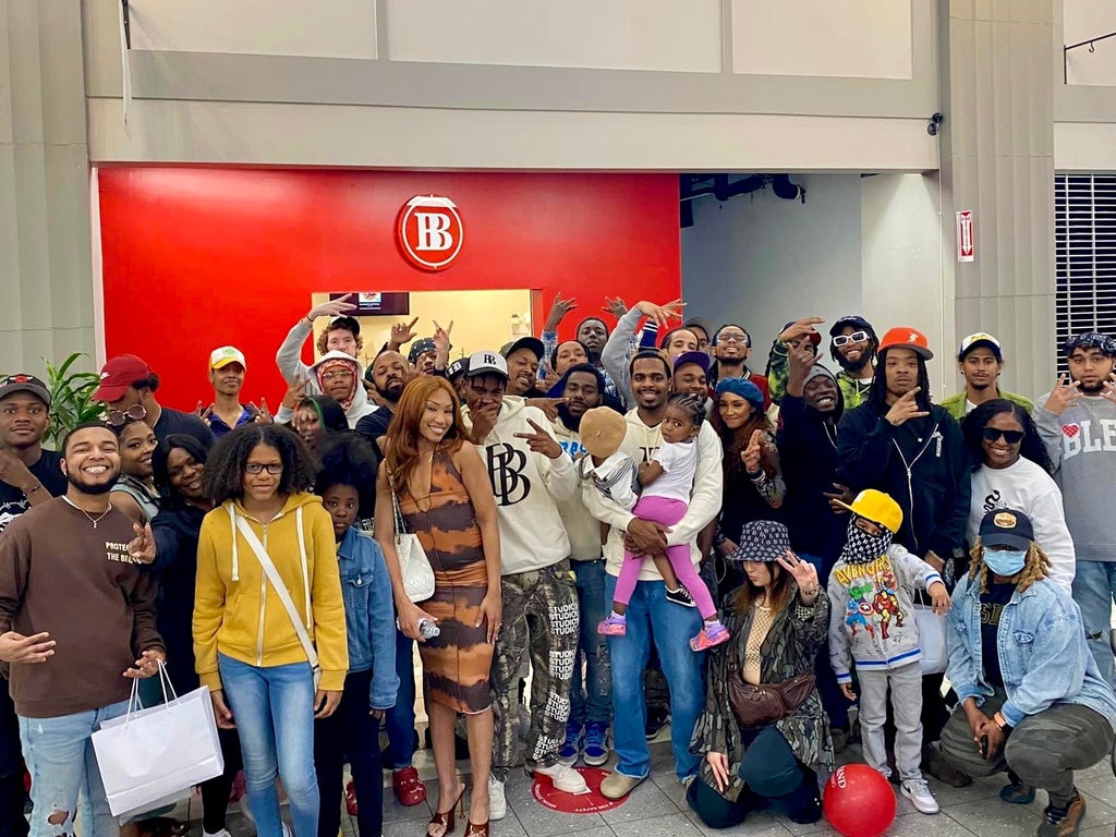 SeldenMarket's tweet photo. β€οΈβπ₯πΎ GRAND OPENING πΎβ€οΈβπ₯
Bleubeing Studios opened the gate to their new storefront here at Selden this past weekend. CONGRATS GUYS!!! @ramirbetts
#downtownnorfolk #bleubeing #shopsmall https://t.co/U8rtOW4weL