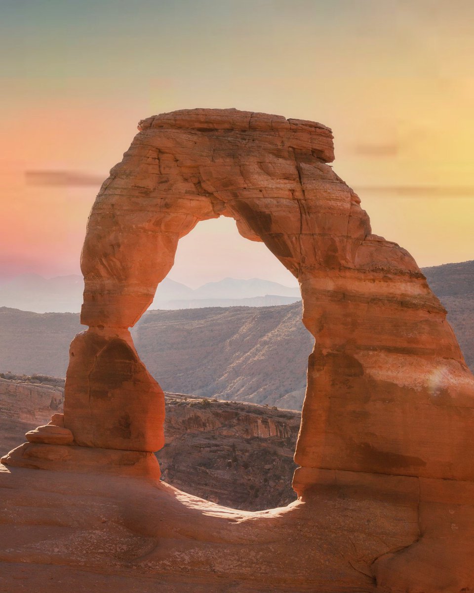_bethanienels's tweet photo. Sunrise at Delicate Arch https://t.co/GsgdNm3cd6