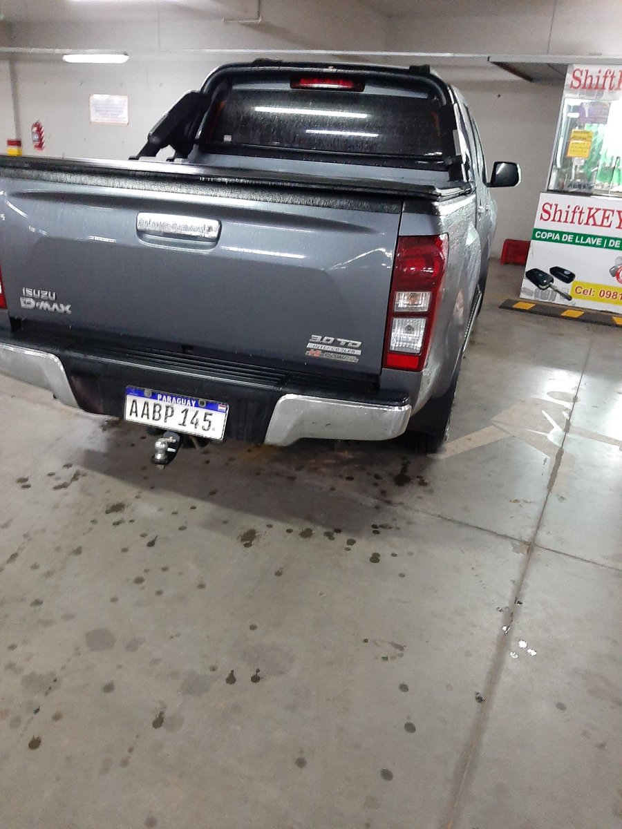 El_PlagueonPy's tweet photo. Al señor que maneja esta lujosa camioneta AABP145 le indique que ahí no podía estacionar ya que no tenía ninguna incapacidad. Riéndose se bajo y entró al super Luisito Villa Elisa. Y tiene 4751 hectáreas para estacionar. Pero NO. AGARRÓ 2 LUGARES PARA PERSONAS CON DISCAPACIDAD https://t.co/DozjKNnkfs