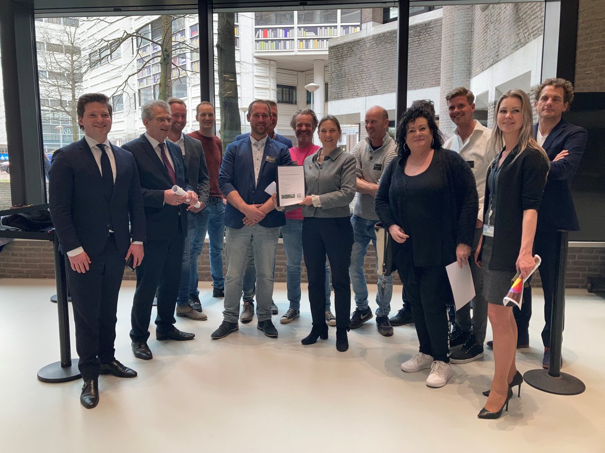 De verzamelde spruitkooltelers in het Spruiten-collectief hebben vandaag een petitie aangeboden aan de commissie #LNV over gewasbeschermingsmiddelen.
