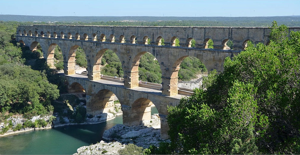 HonestACVenice's tweet photo. Did you know— Romans directed water from their aqueducts into smaller pipes that ran through the walls of homes therefore cooling down the entire structure. This could be considered the first central air conditioning system! https://t.co/ET0hQhgE3Y