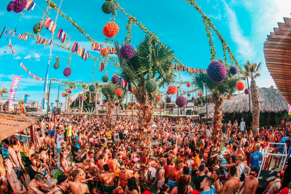 Pool party vibes are always a vibe on Zrce Beach at <a href="/PapayaClub/">Papaya club</a> and the countdown is on until we take over this party hotspot! 🌊🌴☀️

Phase 1 tickets SELLING FAST🎟️bit.ly/3r5RqTH