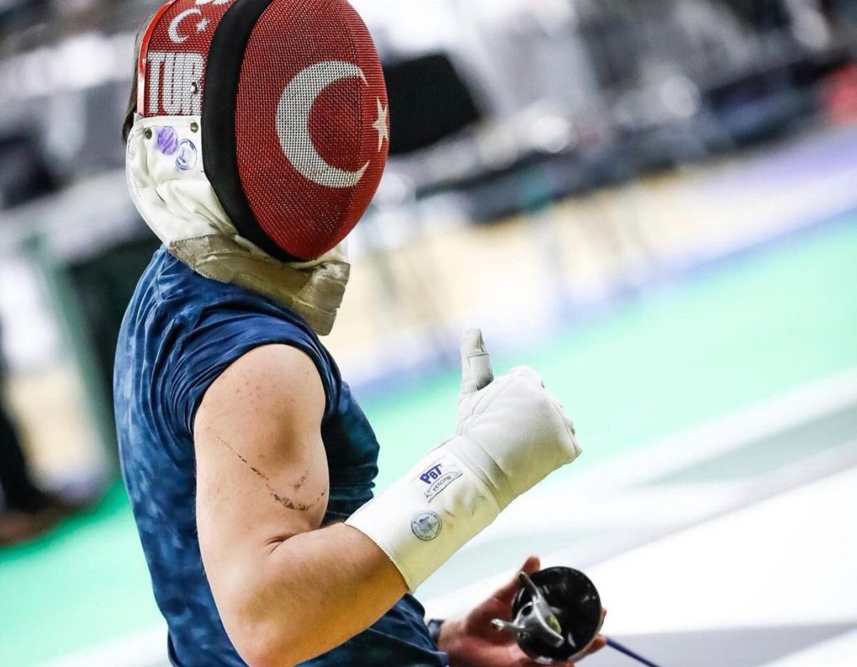 03-10 Nisan tarihleri arasında oynanmakta olan Yıldız-Genç Dünya Eskrim Şampiyonası için Flöre branşı Milli Takım sporcularımız 03 Nisan’da Dubai’ye yola çıkmıştı.Sporcumuz Tan Sezer’in de aralarında bulunduğu Yıldız Erkek Flöre sporcularımız yarın yarışacak.#flöre #eskrim