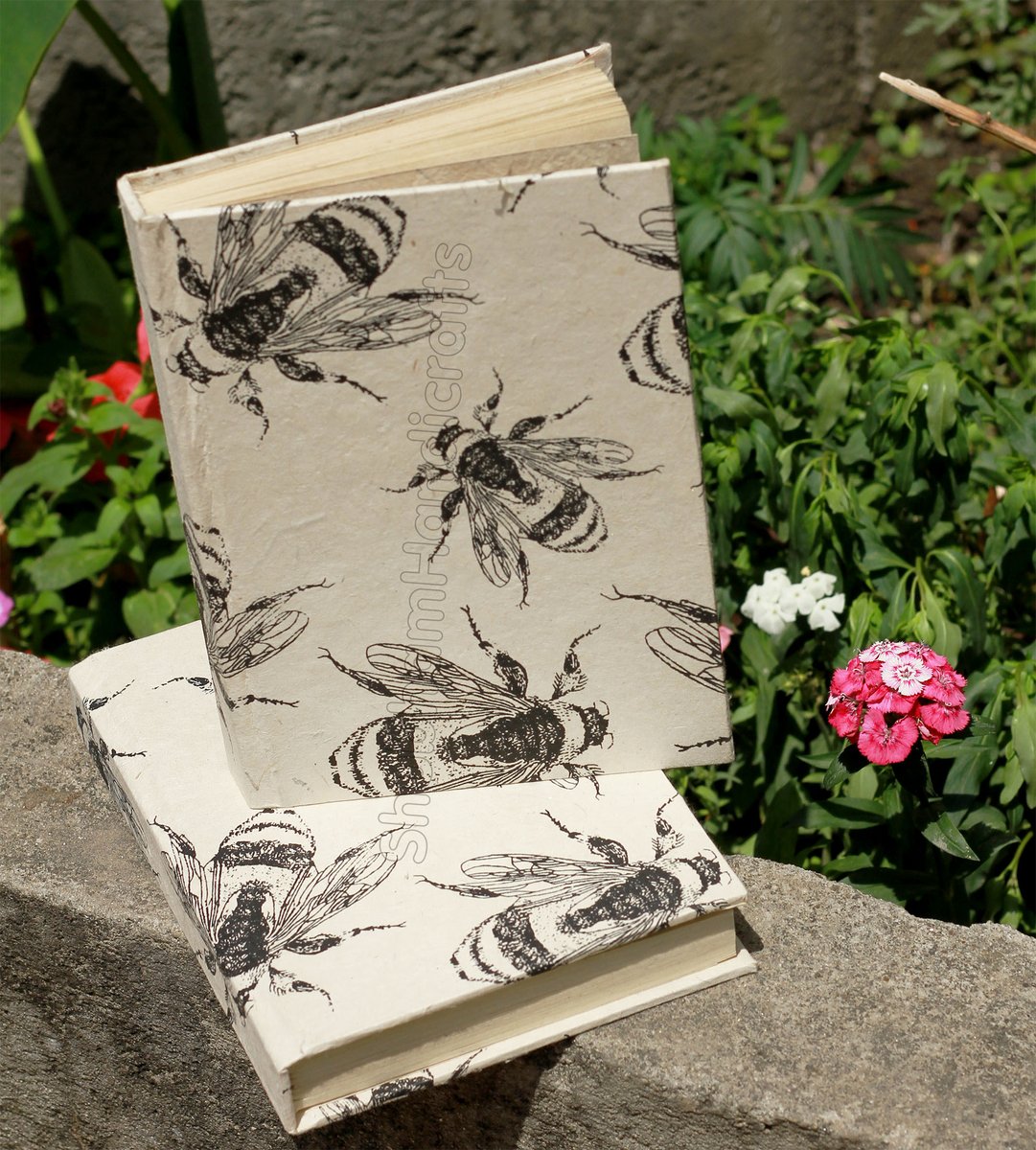 shubham_paper's tweet photo. #Handmade Hard Cover #NoteBooks
6 x 9 inches, 80 clean cut #LoktaPaper pages
#HandmadePaper #TreeFree #Giftideas #HandmadeGifts #screen_printed #Nepal https://t.co/W7ISr5pS7e