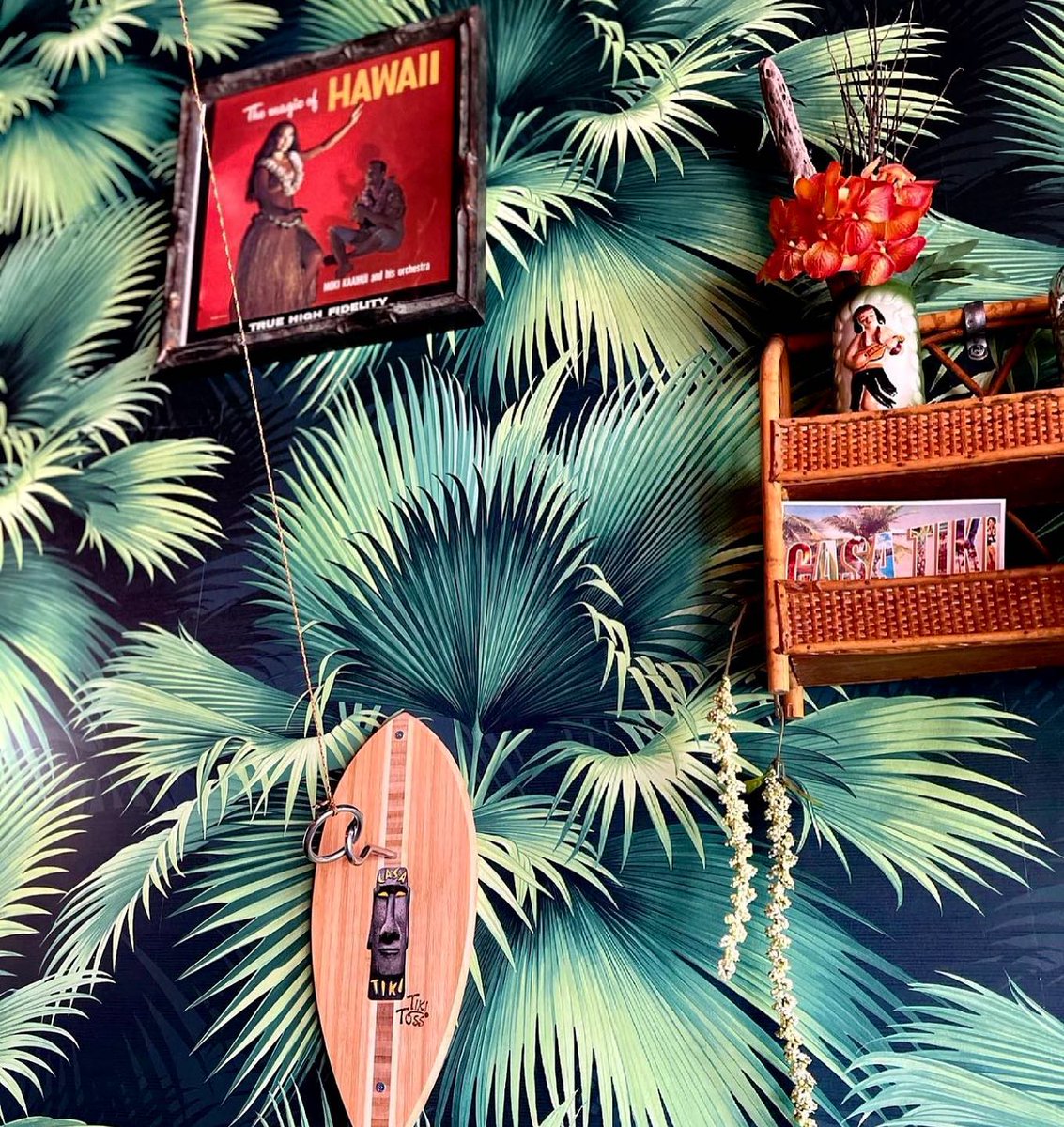 Whoever wins the Tiki Toss buys first round! 🪝Shoot your shot &amp; sip on discounted drinks during happy hour from 5-8PM. 🍹#casatikimiami