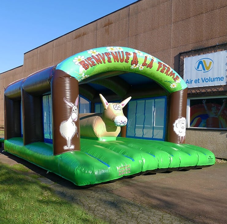 AirEtVolume's tweet photo. Châteaux Gonflables avec obstacle central : des jeux dispo immédiatement ! 

Des jeux avec une grande aire de saut et un obstacle de type cheval d'arçon.
Les enfants adorent grimper dessus et bouger dans tous les sens !

Plusieurs thèmes disponibles.
👉 https://t.co/1ICKERrnLr https://t.co/pv0nN2w6VB