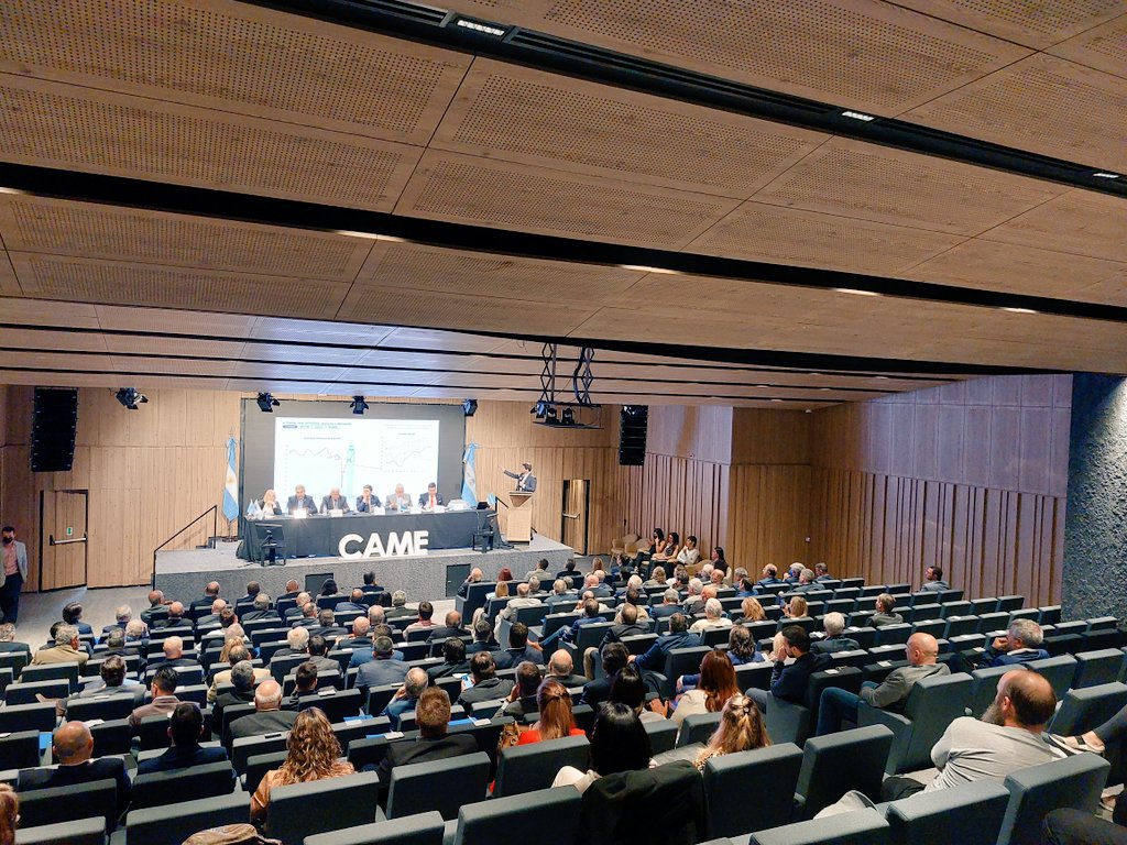 redcame's tweet photo. 🗣 AHORA | Dirigentes empresarios de todo el país escuchan "Economía en modo FMI: Hoja de ruta 2022", disertación del economista Esteban Domecq, de @invecq. https://t.co/AIw8FGinte