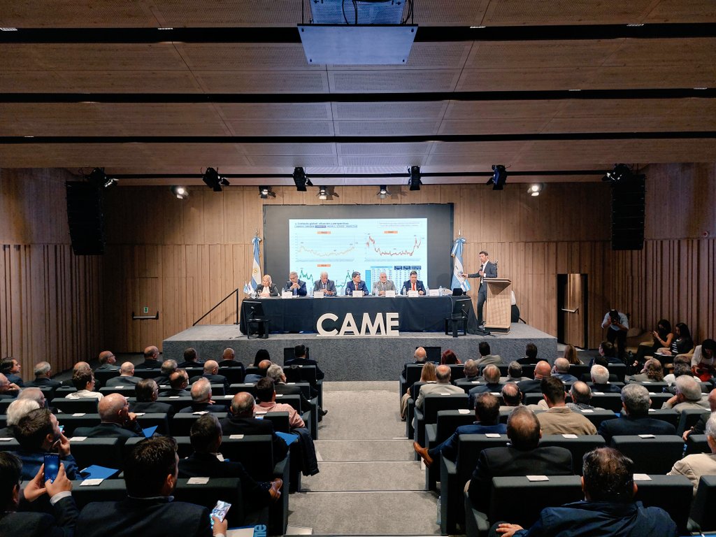 redcame's tweet photo. 🗣 AHORA | Dirigentes empresarios de todo el país escuchan "Economía en modo FMI: Hoja de ruta 2022", disertación del economista Esteban Domecq, de @invecq. https://t.co/AIw8FGinte