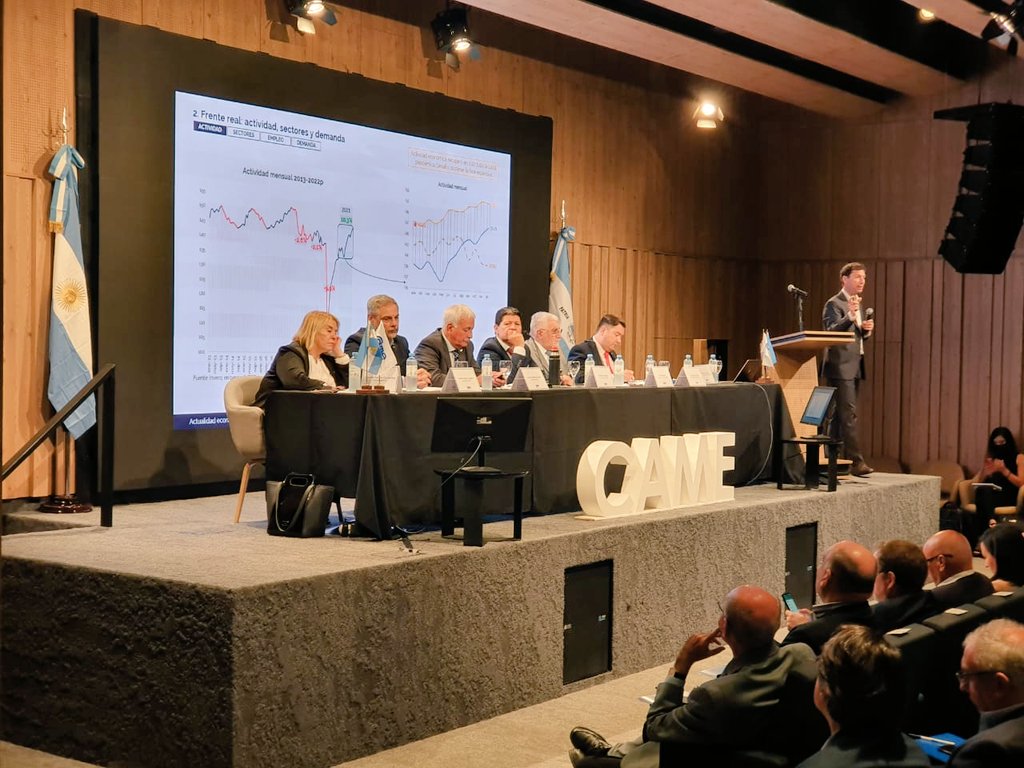 redcame's tweet photo. 🗣 AHORA | Dirigentes empresarios de todo el país escuchan "Economía en modo FMI: Hoja de ruta 2022", disertación del economista Esteban Domecq, de @invecq. https://t.co/AIw8FGinte