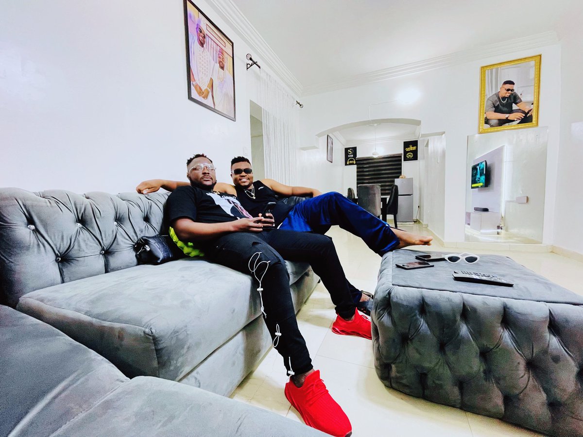 Jumabee's tweet photo. Africa’s pride @djbaddo visited the other day to endorse #GINAM album 💿..In his words,JUMABEE it’s go timeeeeee 😁🏆 #MAY6th# https://t.co/awKEZgoIVN