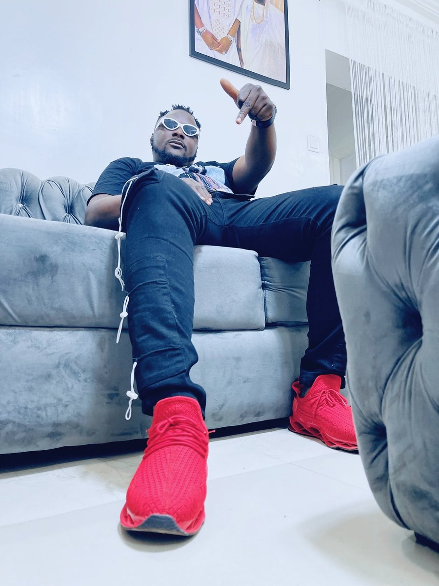 Jumabee's tweet photo. Africa’s pride @djbaddo visited the other day to endorse #GINAM album 💿..In his words,JUMABEE it’s go timeeeeee 😁🏆 #MAY6th# https://t.co/awKEZgoIVN