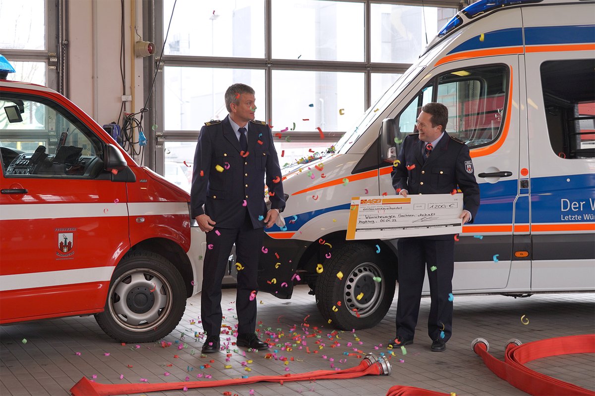 Ottostadt's tweet photo. ⛑️ Die Belegschaft des Amts für Brand- und #Katastrophenschutz #Magdeburg spendet 1.200€ für den guten Zweck. Amtsleiter Frank Mehr übergab heute einen symbolischen Scheck an den #Wünschewagen Sachsen-Anhalt. 

👉https://t.co/p63QsmqUNd https://t.co/jSjQCyPQ2r