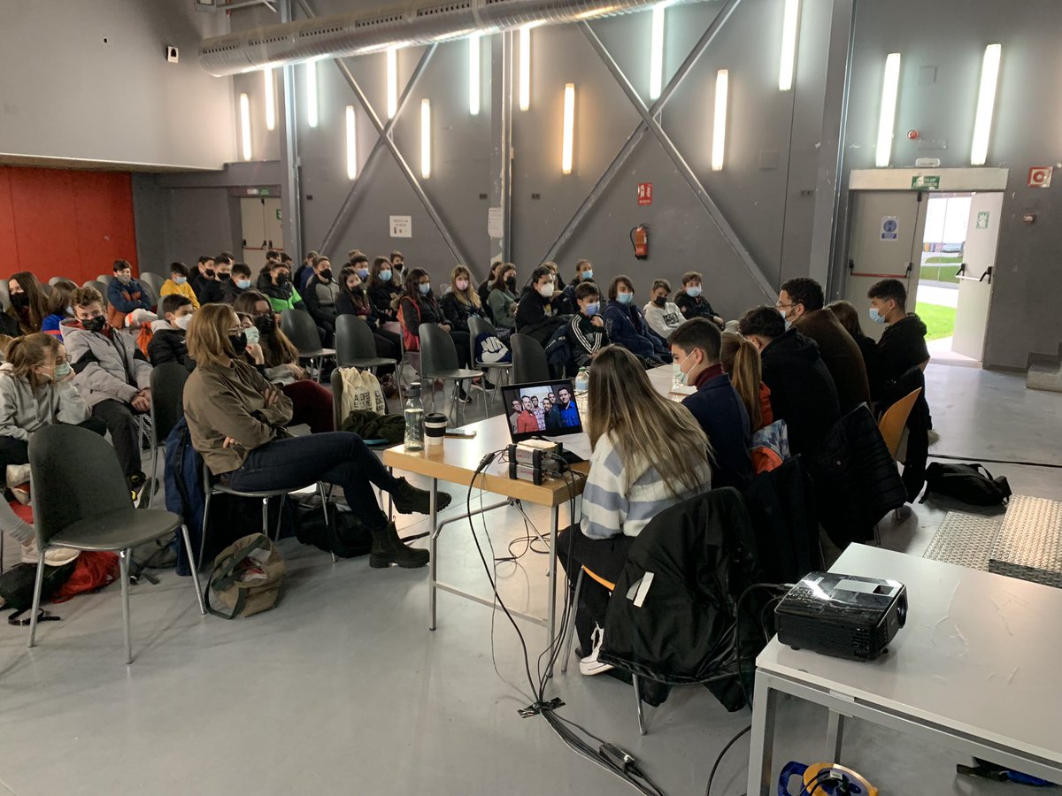 IESCopernico's tweet photo. #Copernicoenmovimiento Hoy nuestr@s alumn@s han entrevistado a Jairo Zavala @Depedromusic. Hemos aprendido mucho sobre música, culturas, África, ritmo y ese hilo de ritmo que une a todos los pueblos. ¡Gracias Jairo! @Juventud_Parla https://t.co/XgeueMfxmZ