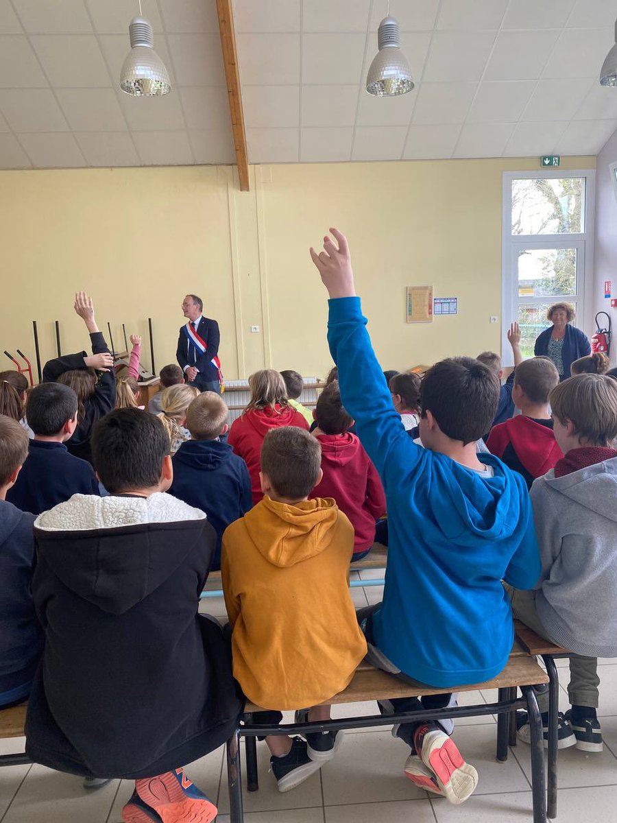 GeismarLuc's tweet photo. Transmettre c’est aussi donner le goût de l’engagement,de la citoyenneté et cela s’apprend tôt.
Échange spontanés avec les élèves des 4 classes de CM1 et CM2 de l’école Sainte Marie Saint Joseph à #Heric Merci aux élèves et à l’équipe pédagogique de l’établissement https://t.co/8lKele8yNU