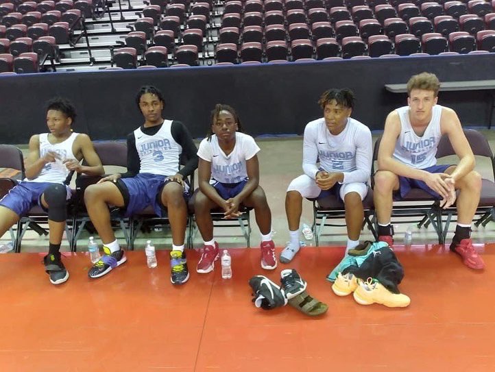 TheNHSBA's tweet photo. Our NHSBA Arkansas Chapter had the opportunity to participate in "Play Like The Pros" at the Landers Center in Southhaven! Thanks to the Taylor and the Memphis Hustle for creating a great experience for our youth! https://t.co/LcOSq7gfsA