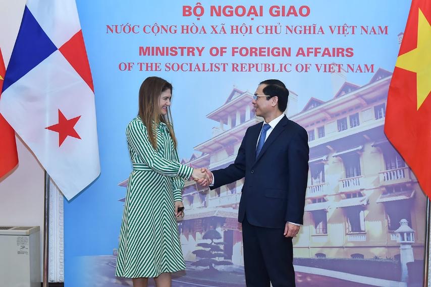 DPMBuiThanhSon's tweet photo. My pleasure to welcome @CancilleriaPma Foreign Minister, @ErikaMouynes, on her first official visit to Viet Nam. We had a fruitful discussion on enhancing bilateral relations focusing on economic and trade, maritime transportation, climate change and renewable energy. https://t.co/ovKDiWOlBB