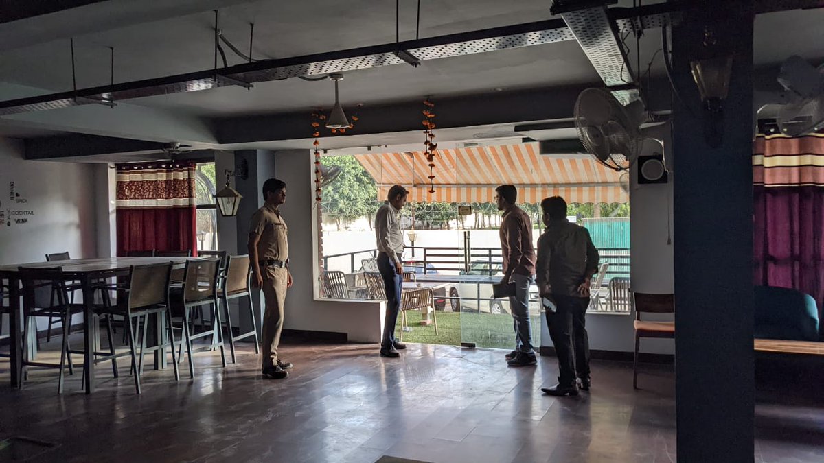 gsinglajourno's tweet photo. #Gurgaon @dtcphry के #DTPE Batth ने #DLFPh3 में ग्रीन एरिया पर बनी अवैध इमारत के 10 कमरे-किचन सील किए। #BJP नेता एवं @MunCorpGurugram
के पार्षद पति @Leelusarpanch की बतायी जा रही बिल्डिंग। लंबे समय से उठ रहा था विवाद। बिना पुलिस साथ लिए की कारवाई
@kMakrandIAS @mlkhattar @cmohry https://t.co/9VJr0F39dq