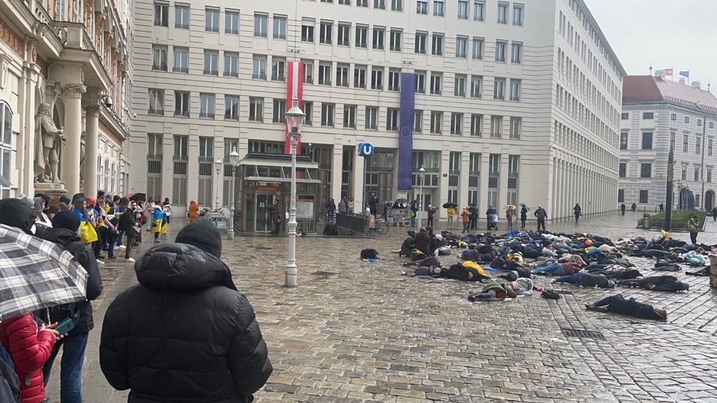 fraeuleinfroehl's tweet photo. Heute vor dem österreichischen Außenministerium in Wien. Ich denke, die Aktion ist selbst-erklärend. 
#Bucha 
#Butscha https://t.co/GIzAOio61m