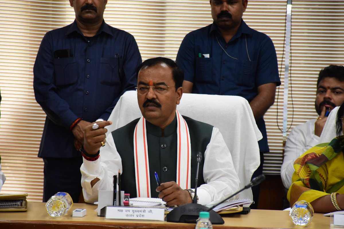 UpRuralDev's tweet photo. आज माननीय उपमुख्यमंत्री श्री @kpmaurya1 जी ने विभागीय समीक्षा बैठक के दौरान ग्राम्य विकास विभाग की योजनाओं पर विस्तृत चर्चा की एवं कार्ययोजना तैयार कर अतिशीघ्र योजनाओं के क्रियान्वयन के निर्देश दिये 

#MoRD #UPRural https://t.co/5Tym6O0k98