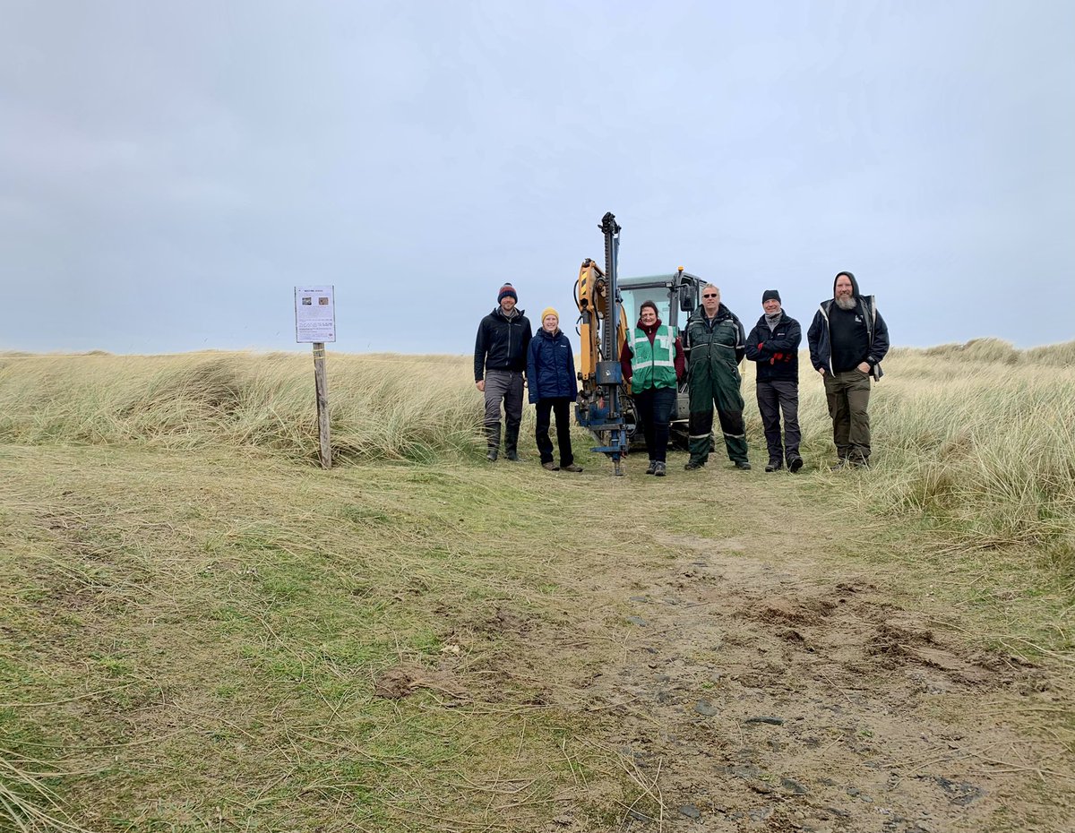 GrahamMakepeace's tweet photo. @Robert_K_Fisher, Phoebe (@manxnature Calf volunteer) and I helped @iomdefa Biodiversity Officer, Louise Samson, to erect fencing and warning signs around Smeale Beach this morning. Remember to avoid the area and keep dogs on leads until August 1st 👍 #ManxNature #TeamWilder 🐤🏖 https://t.co/xdHsEIOzeQ