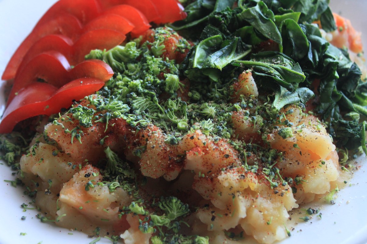 erlanders1's tweet photo. @DrKristieLeong Exactly; why gamble on non-food substances when one easily can create superb plates with NO such additives? E.g #lapskaus made on #potatoes #carrots #rutabaga (2+1+1) topped with raw #broccoli #spinach #kale #bellpepper #paprika. Voila - #dinner!  👇😋 #vegan 🌱

📸@erlanders1 👨‍🍳 https://t.co/VBkQidFLl5