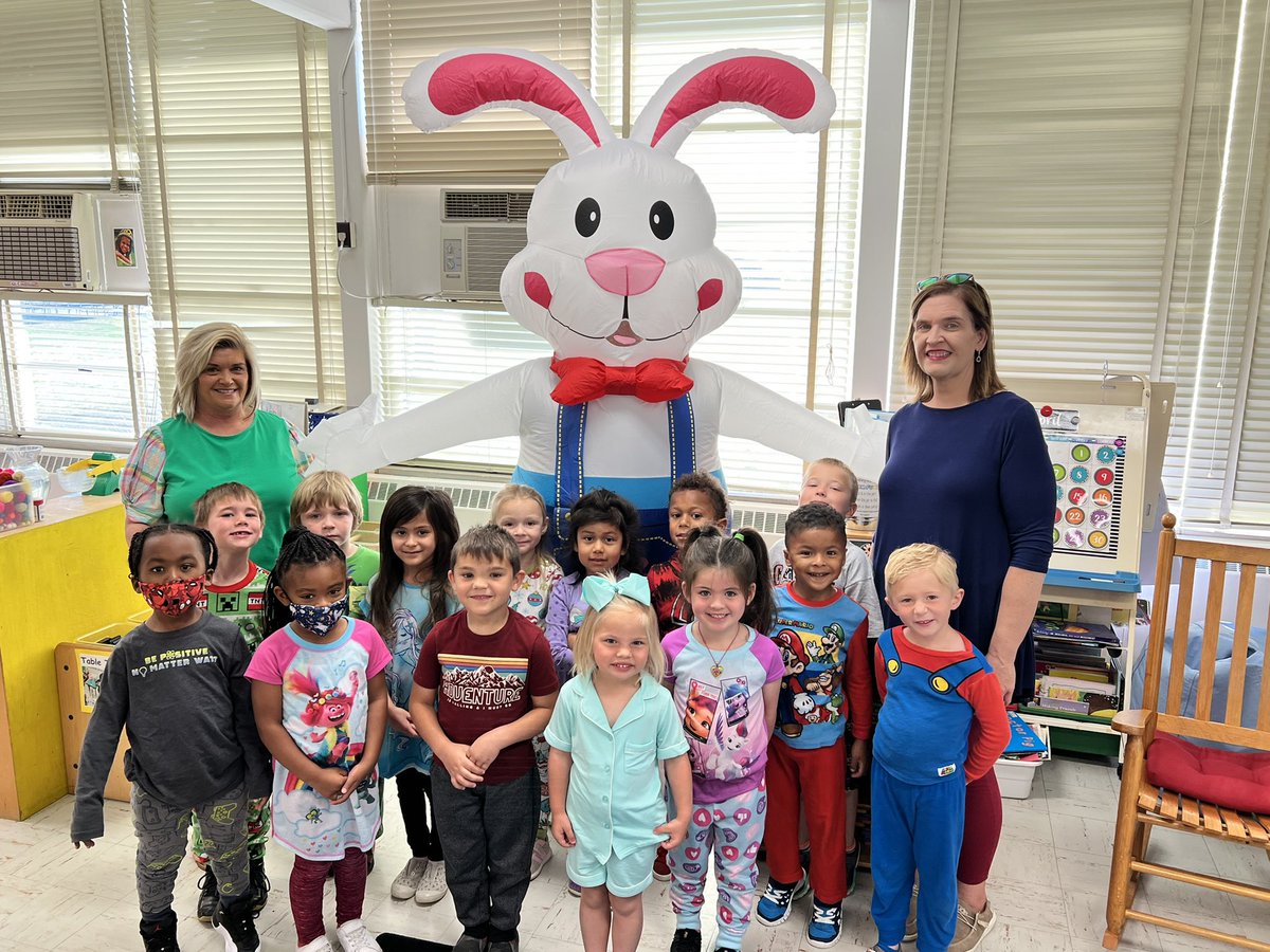StedmanPonies's tweet photo. PJ Day and a visit from the Easter Bunny! https://t.co/ckL8cPAART