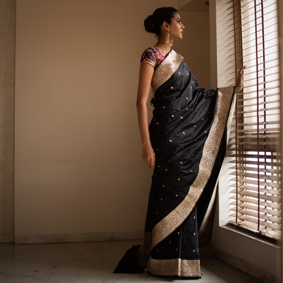 PriyankaRaajiv's tweet photo. An indefinite chic and undeniable mysterious classic, our Sree black silk brocade banarasi kadua saree from Khoj collection is woven with small yet beautiful butis all over the body featuring elaborate borders.
#priyankaraajiv #brocade #sareeindia #saree #handloom #butis https://t.co/pQdrUmqZNl