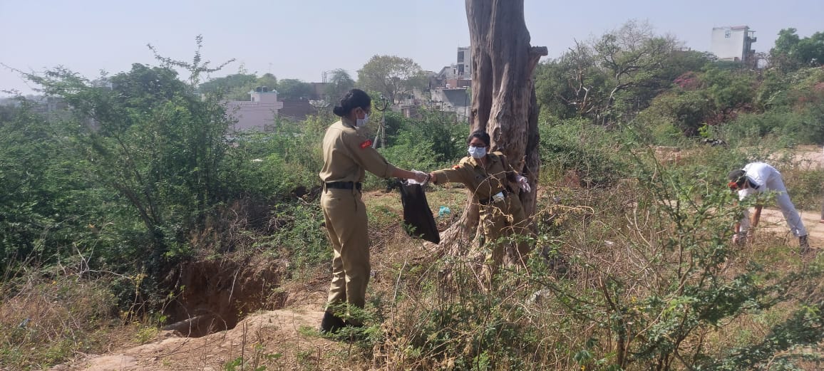 dpsfbd19's tweet photo. As a part of Puneet Sagar Abhiyan launched by NCC in pan India on April 05, 2022, 4 Haryana girls battalion NCC Nuh and 1 HAR Naval NCC unit, Faridabad jointly organised an activity to clean the area near the Badkal Lake. https://t.co/9HrFliaOQx