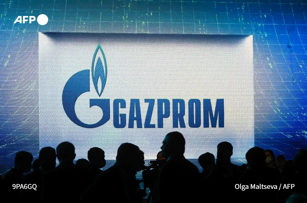 Le président russe Vladimir Poutine a dénoncé la "pression" exercée contre Gazprom en Europe, soulignant que nationaliser des actifs russes était "une arme à double tranchant" #AFP