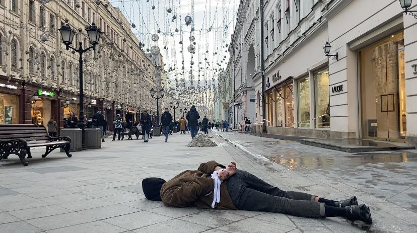 ianbremmer's tweet photo. russian artist protesting the bucha massacre in moscow 

(via holodmedia) https://t.co/KmV7UpL4Pj