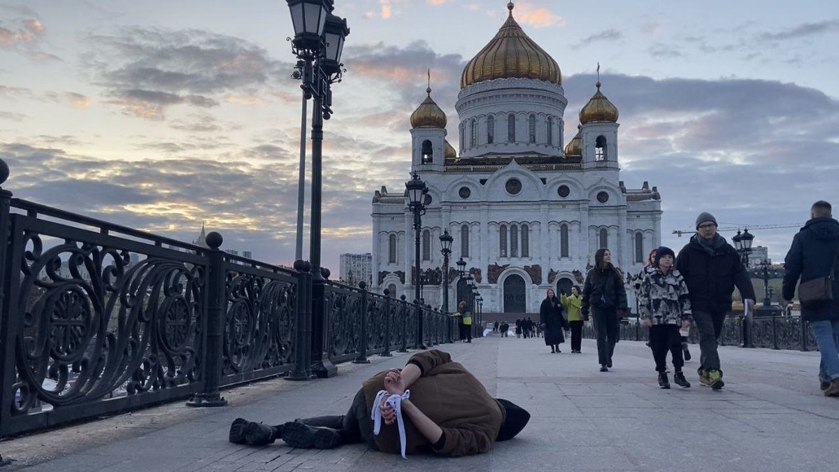 russian artist protesting the bucha massacre in moscow 

(via holodmedia)