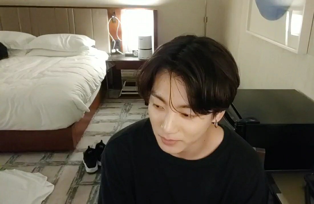 tetekoolvrs's tweet photo. Y la saga continúa.... - A thread
#taekook LV 2022 https://t.co/8ObYahKu4S
