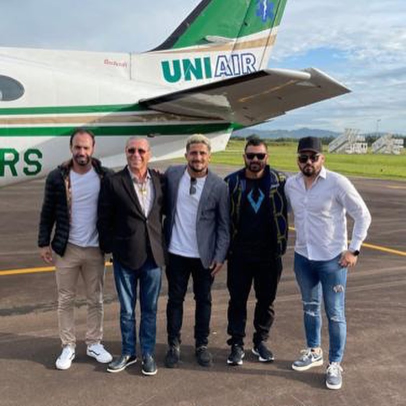 sulfashion's tweet photo. 🌟O nosso craque araranguaense, Aloísio - Boi Bandido, assinou contrato com o América - MG até o final de 2023. Além disso, o atacante também já está inscrito na fase de grupos da Copa Libertadores deste ano. Sucesso, querido!

📸Divulgação

#sulfashion #gentequebrilha #futebol https://t.co/0rRtKEiLD0