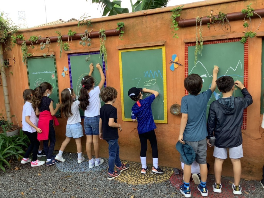 StPaulsSchoolSP's tweet photo. PP3 pupils visited Sabor da Fazenda last week and had lots of fun while learning about planting, worms, taking care of our environments and observing different plants! The place is an organic nursery.
#stpaulsschoolsp #bepaulean https://t.co/JDt2Gi0Hpr