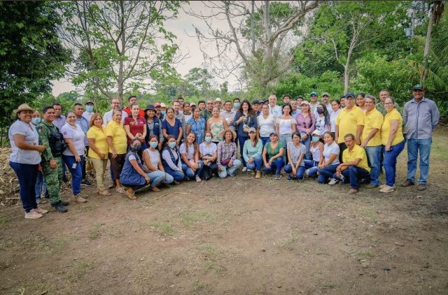 m_zamarripa's tweet photo. #SembrandoVida es la alternativa para que los productores del campo a partir de nuevas técnicas de cultivo, comercialicen sus productos.En #Belice el programa iniciará con 2 mil trabajadores. @EmbaMexBee lo apoya. 

@GobiernoMX 
@SRE_mx  🇲🇽🇧🇿 https://t.co/t2JWl7eHiM