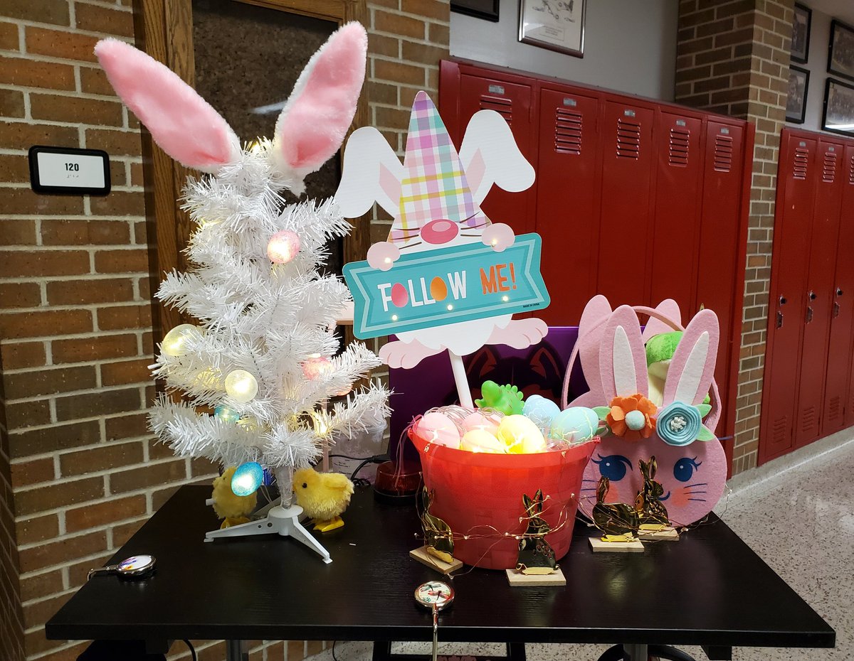 OPS_DrYang's tweet photo. Cart is done. Yes, the tree and all the eggs light up. #HuskyNation #OPSProud @OPS_Northwest @OmahaPubSchool #MobileDean https://t.co/tq246gtwYu