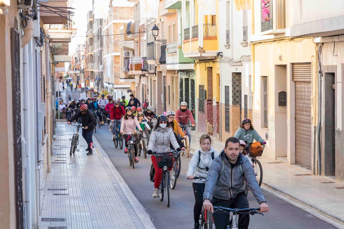 A_Picassent's tweet photo. 🚲 | 𝗣𝗶𝗰𝗮𝘀𝘀𝗲𝗻𝘁 𝗰𝗲𝗹𝗲𝗯𝗿𝗮 𝗲𝗹 𝗱𝗶𝗮 𝗱𝗲 𝗹𝗮 𝗕𝗶𝗰𝗶

💚 𝘌𝘭 𝘥𝘪𝘢 𝘥𝘦 𝘭𝘢 𝘣𝘪𝘤𝘪 𝘦́𝘴 𝘶𝘯𝘢 𝘪𝘯𝘪𝘤𝘪𝘢𝘵𝘪𝘷𝘢 𝘲𝘶𝘦 𝘱𝘳𝘦𝘵𝘦́𝘯 𝘧𝘰𝘮𝘦𝘯𝘵𝘢𝘳 𝘩𝘢̀𝘣𝘪𝘵𝘴 𝘥𝘦 𝘷𝘪𝘥𝘢 𝘴𝘢𝘭𝘶𝘥𝘢𝘣𝘭𝘦𝘴.

📰 https://t.co/5CHASfWzEv

#DiaDeLaBici #Cuidat https://t.co/v2YwUrdj5v