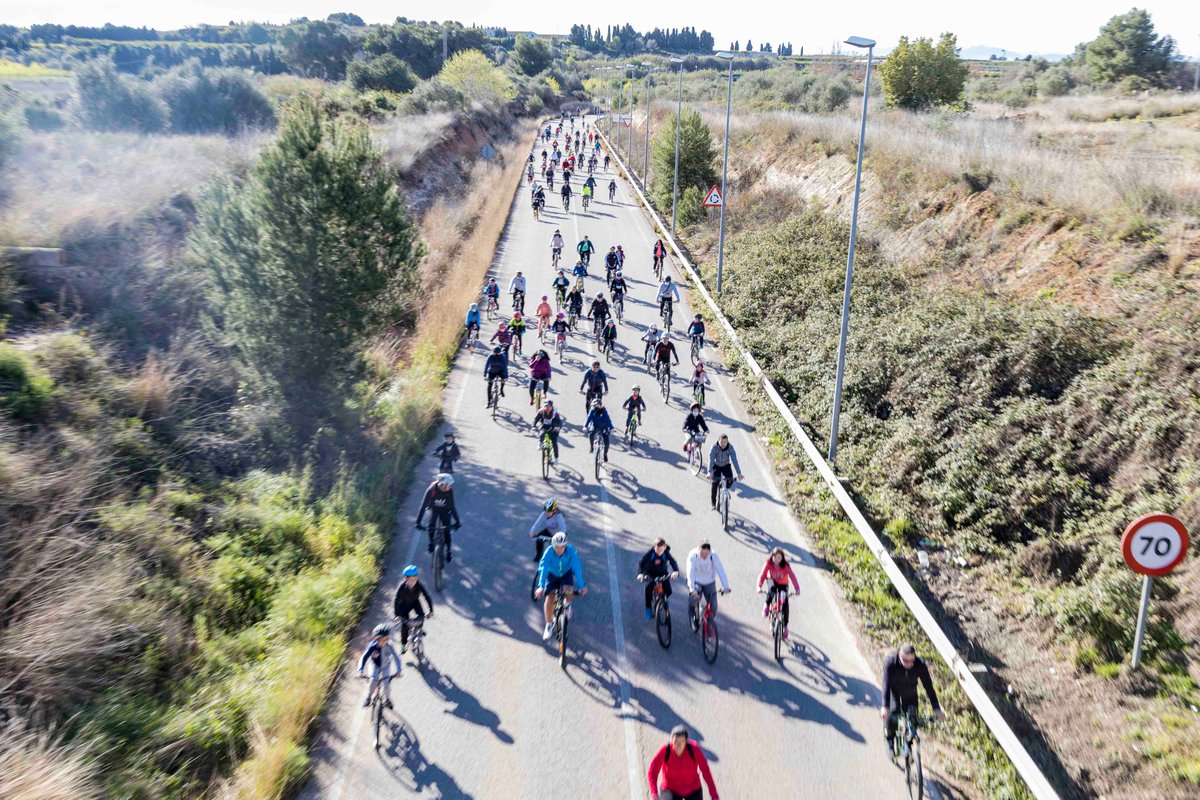 A_Picassent's tweet photo. 🚲 | 𝗣𝗶𝗰𝗮𝘀𝘀𝗲𝗻𝘁 𝗰𝗲𝗹𝗲𝗯𝗿𝗮 𝗲𝗹 𝗱𝗶𝗮 𝗱𝗲 𝗹𝗮 𝗕𝗶𝗰𝗶

💚 𝘌𝘭 𝘥𝘪𝘢 𝘥𝘦 𝘭𝘢 𝘣𝘪𝘤𝘪 𝘦́𝘴 𝘶𝘯𝘢 𝘪𝘯𝘪𝘤𝘪𝘢𝘵𝘪𝘷𝘢 𝘲𝘶𝘦 𝘱𝘳𝘦𝘵𝘦́𝘯 𝘧𝘰𝘮𝘦𝘯𝘵𝘢𝘳 𝘩𝘢̀𝘣𝘪𝘵𝘴 𝘥𝘦 𝘷𝘪𝘥𝘢 𝘴𝘢𝘭𝘶𝘥𝘢𝘣𝘭𝘦𝘴.

📰 https://t.co/5CHASfWzEv

#DiaDeLaBici #Cuidat https://t.co/v2YwUrdj5v