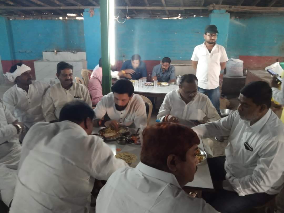 LJP4India's tweet photo. आज पटना से जिला हाजीपुर जाने के क्रम में लोजपा (रामविलास) के राष्ट्रीय अध्यक्ष आदरणीय श्री @iChiragPaswan जी ने सम्राट फैमली होटल पर हाजीपुर के कार्यकर्ता साथियों के साथ भोजन किया। https://t.co/82XBnkg8EO