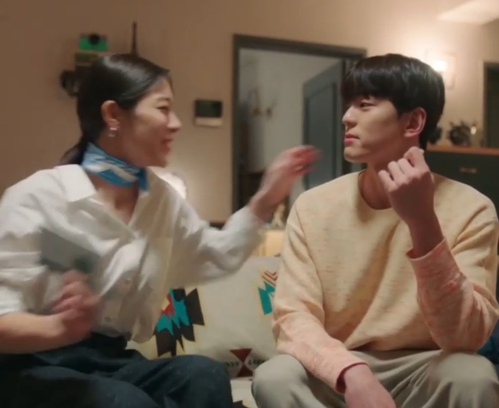 Nonton_Kdrama's tweet photo. Hanya di drama Korea cowok sampe ngasih buku tabungannya ke cewek, kaya SungHoon ke Youngse :). #BusinessProposalEp12 #BusinessProposal https://t.co/y7iv7a4ZWX