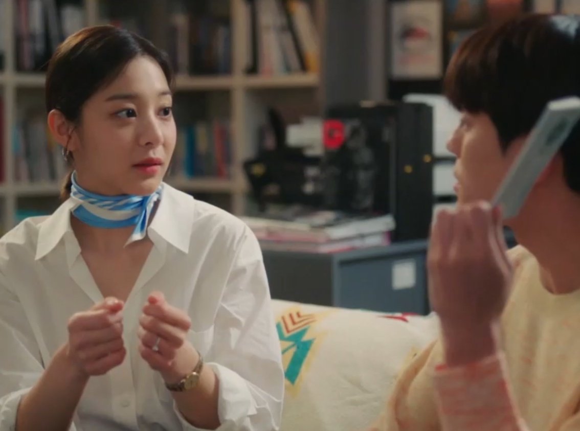 Nonton_Kdrama's tweet photo. Hanya di drama Korea cowok sampe ngasih buku tabungannya ke cewek, kaya SungHoon ke Youngse :). #BusinessProposalEp12 #BusinessProposal https://t.co/y7iv7a4ZWX