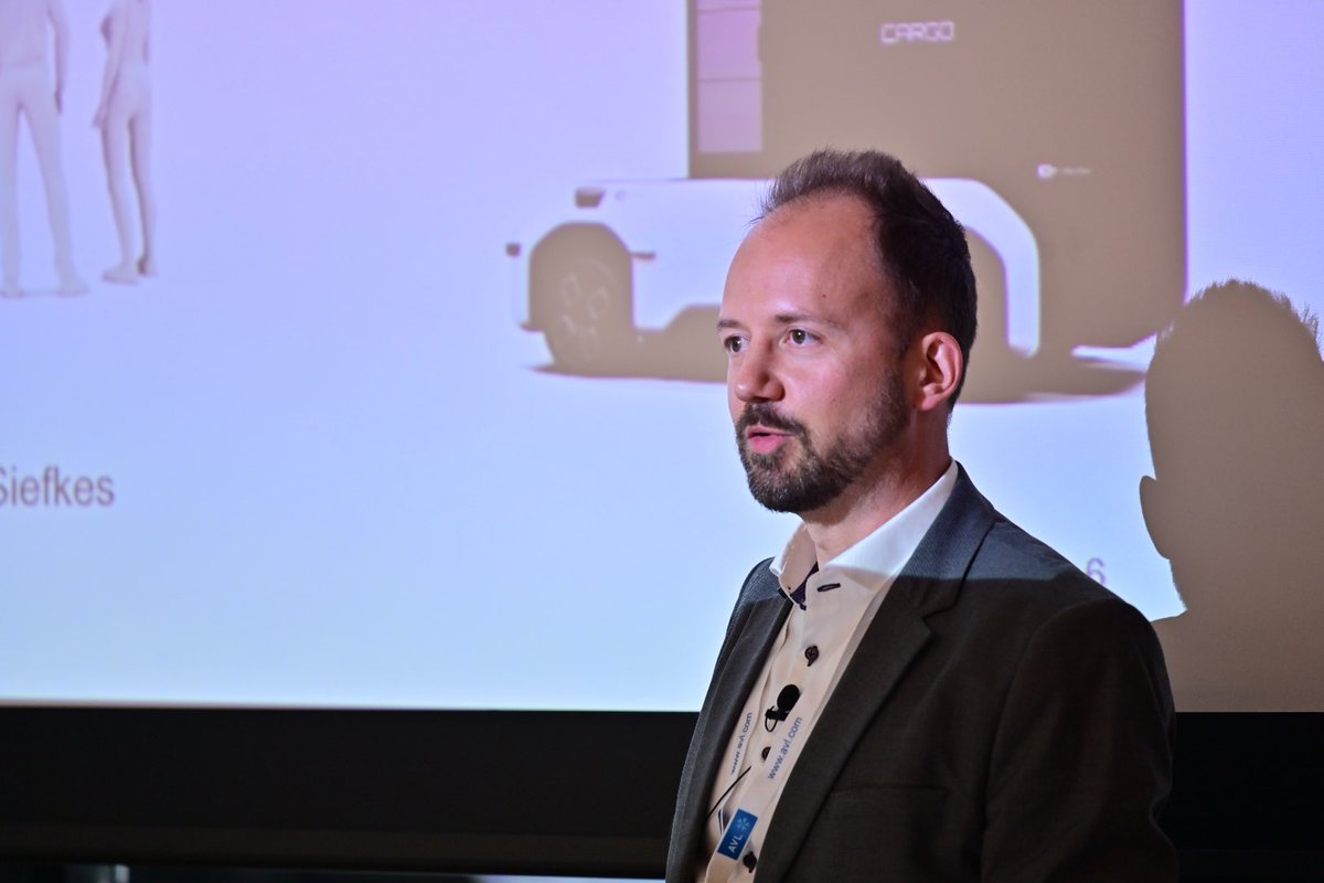 SP_Automobil's tweet photo. Dr. Marco Münster vom @DLR_Verkehr|@DLR_de spricht bei unserer #ATZlive-Tagung ‚Automatisiertes Fahren‘ zum Thema ‚Fahrzeugkonzepte für die Mobilität von morgen‘. #automateddriving #AutonomousVehicles 
Ticker mit den Highlights des Events zum Nachlesen: https://t.co/1g4XlemozJ https://t.co/WTMrfPW0eN