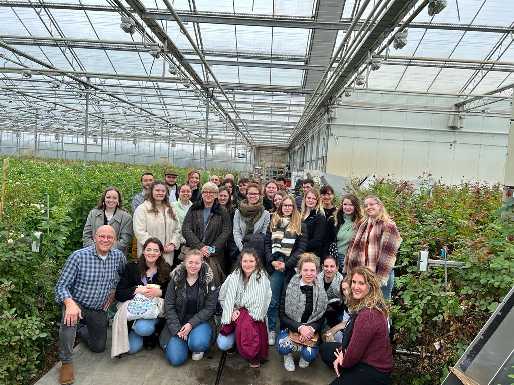 Vandaag had Westland Horti Tours het genoegen een groep Franse studenten rond te mogen leiden bij Fransen Roses in De Lier. De studenten waren erg enthousiast en genoten van de mooie rozen (o.a. Red Naomi) Het was een geslaagde ochtend!