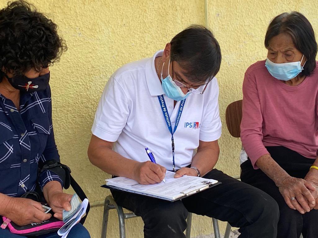 IPSTarapaca's tweet photo. Siempre pensando en mejorar la vida de nuestr@s usuari@s 😊, la Directora @PBoyardi y el Jefe de Sucursal Iquique, se encuentran supervisando pagos, entregando información sobre #pensiongarantizadaunica 👵🏻👴🏼 y realizando otros trámites en las localidades de la comuna de #Camiña https://t.co/CY4lkVnfBN