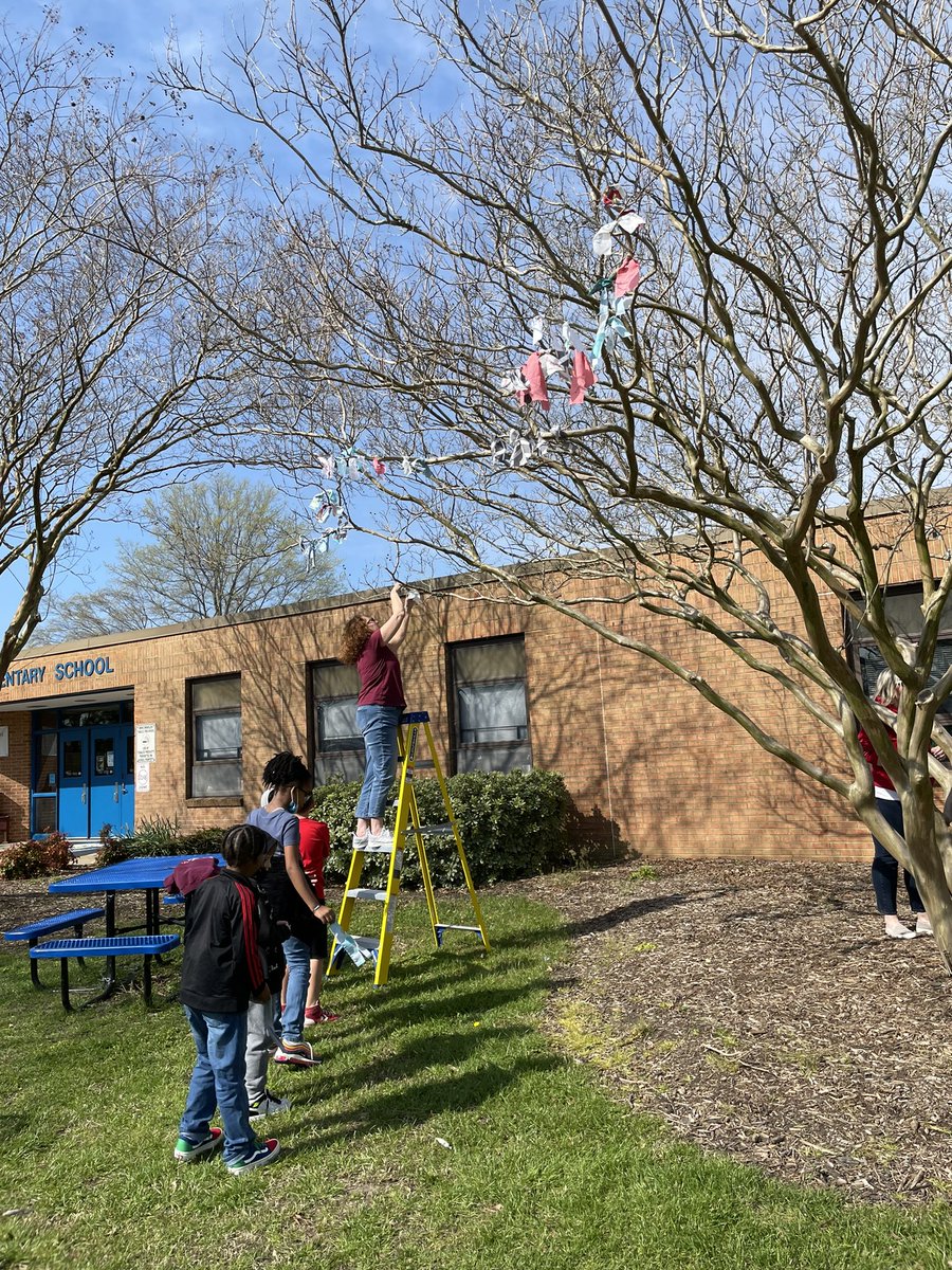 ☝🏼school.☝🏼book. ☝🏼 Special Tree. 1️⃣7️⃣ VERY Special Wishes. ✨✨✨<a href="/RosemontEagles/">Rosemont Elementary</a> <a href="/VBTitleI/">Title I VBCPS</a> #Rosemontreads