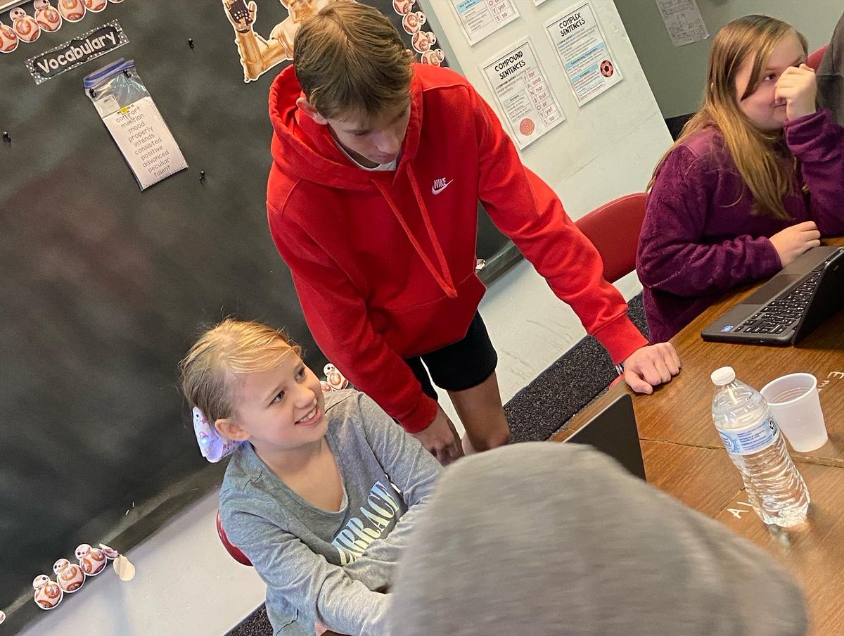 Reindl5th1's tweet photo. HS engineering students working with 3rd and 4th graders at Memorial on #tinkercad for 3D printing https://t.co/X3xq4ACF2K